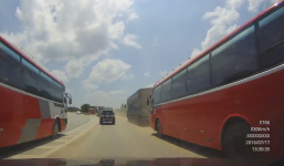 Xe khách Quảng Ninh chạy ngược chiều, đua tốc độ trên quốc lộ